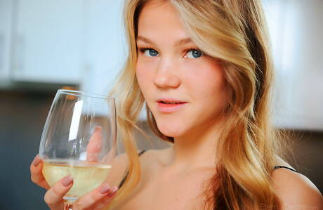 Eternal Desire are pleased to offer you a free photos featuring Valeria Mint in masturbating with sex toy